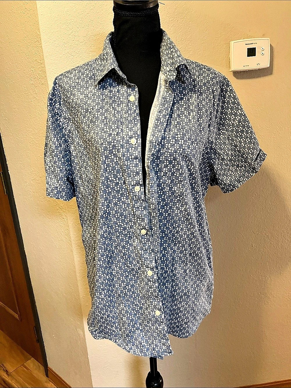 2 Men's Short Sleeve Shirts